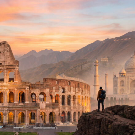 Un randonneur face au Colisée, au Taj Mahal et à la Grande Muraille sous un ciel flamboyant au lever/coucher du soleil, montage iconique.