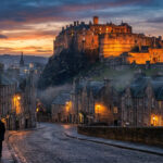 Découvrir Corralejo aux Canaries : dunes, surf et volcans Vue panoramique d'Édimbourg au crépuscule. Un homme marche sur une rue pavée bordée de vieux bâtiments vers le château illuminé.