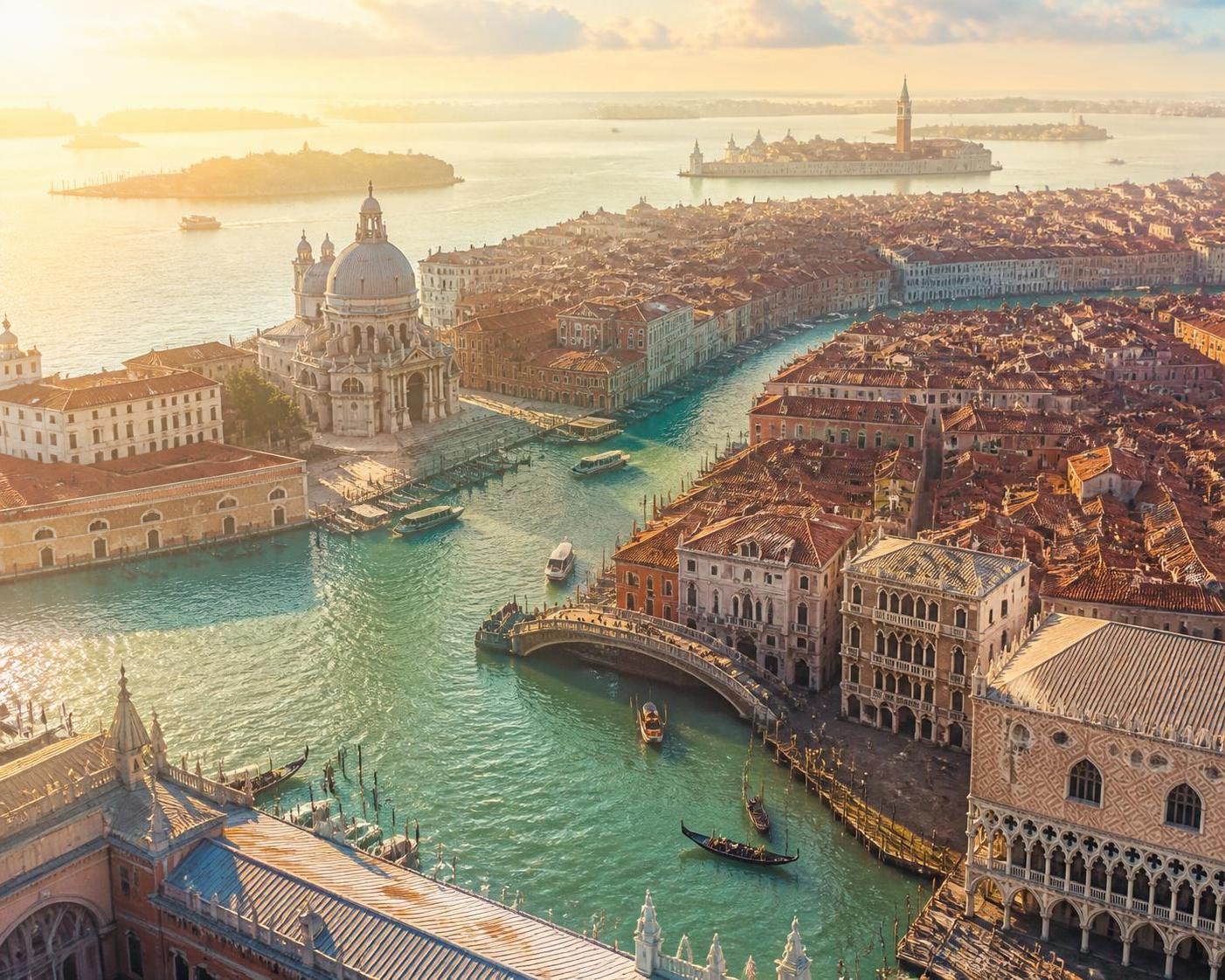 explorez venise, la cité des ponts, grâce à notre guide complet pour découvrir ses merveilles, ses canaux pittoresques et ses trésors culturels.