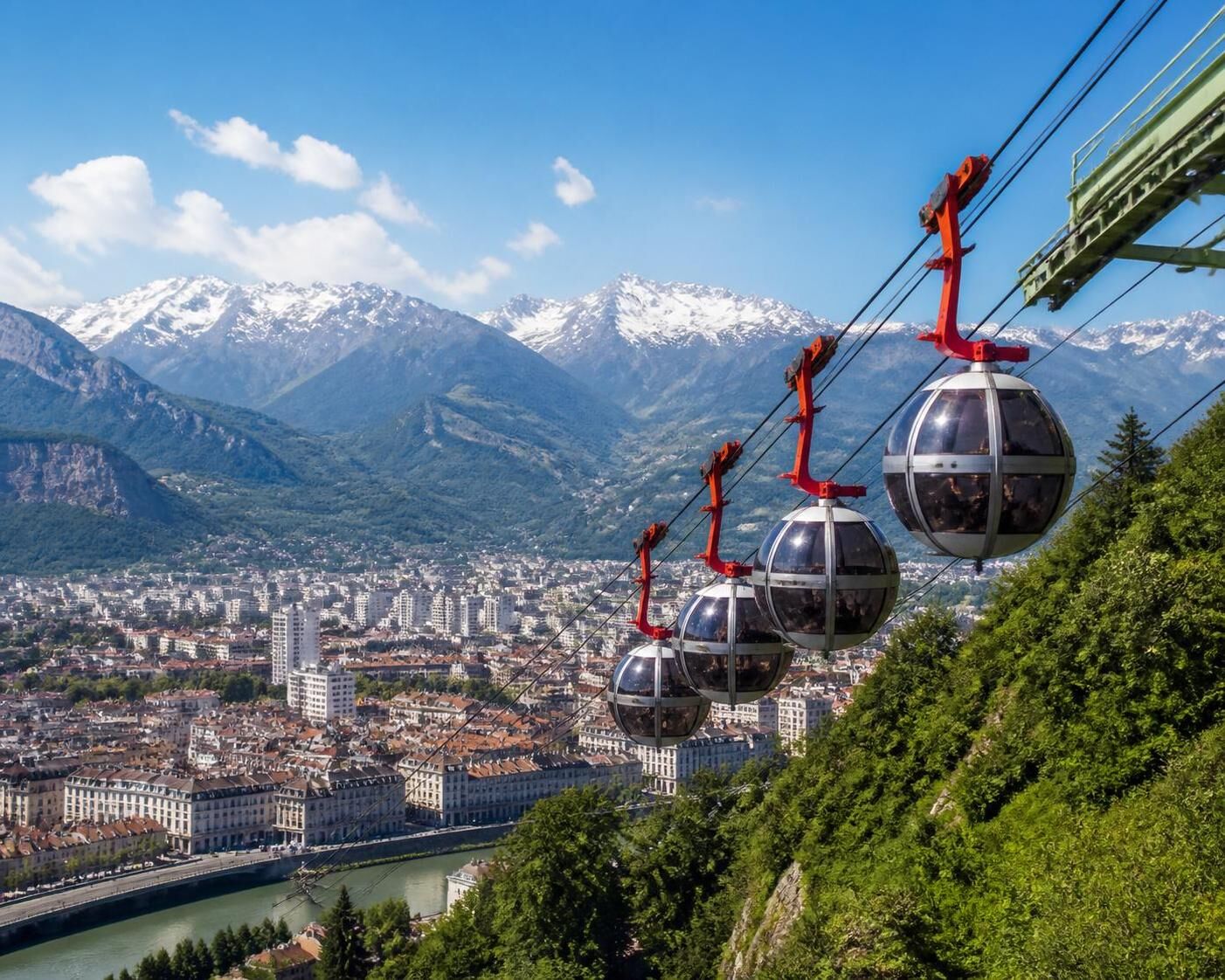 Découvrez la Bastille de Grenoble : guide d'accès, activités à ne pas manquer et conseils pratiques pour une visite réussie.