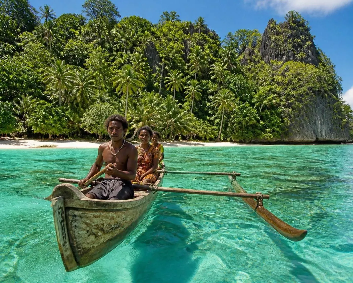 Découvrez Raja Ampat, l'archipel mystérieux de Papouasie-Occidentale, un paradis naturel pour les aventuriers en quête d'exploration, de plongée et de paysages époustouflants.